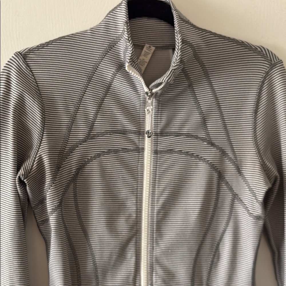 Lululemon Athletica Utility Jacket in Gray and White for Everyday Versatility - Picture 3 of 7